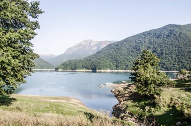 Karadağ 'ın Pluzine kentinde Piva Gölü ve dağların güzel manzarası