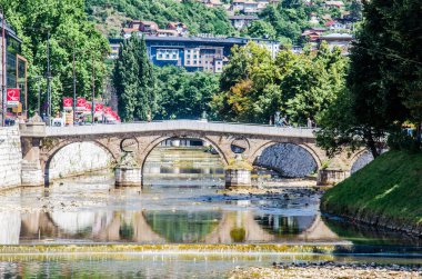 Saraybosna, Bosna ve Hercegovina, 13 Ağustos 2023. Saraybosna eski kent ve Latin Köprüsü.