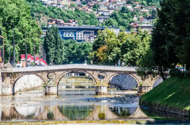 Saraybosna, Bosna ve Hercegovina, 13 Ağustos 2023. Nehrin Üzerinde Eski Latin Köprüsü. 