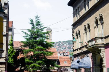 Saraybosna, Bosna ve Hercegovina, 13 Ağustos 2023. Eski kasabanın çatıları ve binaları.