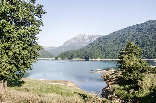 Karadağ 'ın Pluzine kentinde gölü ve dağları olan güzel Piva Kanyonu.