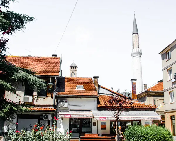 Saraybosna, Bosna ve Hercegovina 'daki eski sokak ve tuğla çatı evleri.