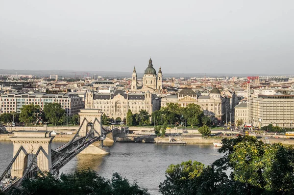 匈牙利布达佩斯2023年8月15日布达佩斯病虫害与链桥全景 — 图库照片