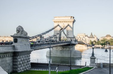 Budapeşte, Macaristan, 15 Ağustos 2023. Şehir Zinciri Eski Köprü yakın plan fotoğrafı.