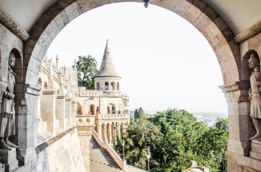 Macaristan 'ın Budapeşte kentindeki Balıkçı Kalesinin ünlü tarihi yeri.