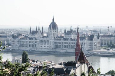 Budapeşte ve Macaristan Parlamentosu 'nun Balıkçı Kalesi stok fotoğrafından Panorama.