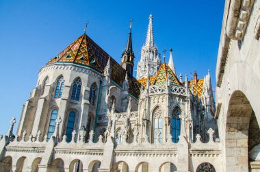 Budapeşte, Macaristan, 15 Ağustos 2023. Budapeşte 'de mavi gökyüzü olan ünlü Matthias Kilisesi.