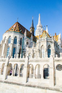 Budapeşte, Macaristan, 15 Ağustos 2023. Budapeşte 'deki ünlü Matthias Kilisesi' nin mimarisi, Balıkçı Kalesi.