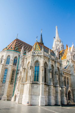Arka planda mavi gökyüzü olan eski Matthias Kilisesi, Budapeşte, Macaristan