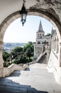 Budapeşte, Macaristan, 15 Ağustos 2023. Balıkçı kalesi stok fotoğrafındaki eski kemer ve kuleler.