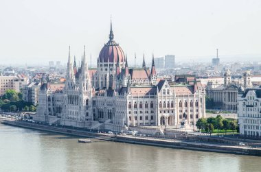 Macaristan Parlamentosu ve Tuna Nehri ile Budapeşte Panoraması.