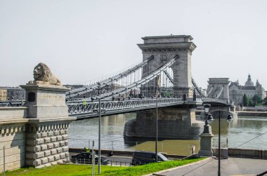 Budapeşte, Macaristan, 15 Ağustos 2023. Tuna Nehri üzerinde Bronz Aslan Heykelleriyle Şehir Zinciri Köprüsü.