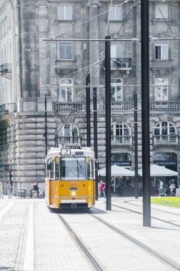 Budapeşte, Macaristan, 15 Ağustos 2023. Eski Budapeşte caddesinde sarı tramvay.
