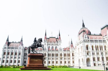 Budapeşte, Macaristan, 15 Ağustos 2023. Budapeşte Parlamentosu önündeki Bronz Anıt.