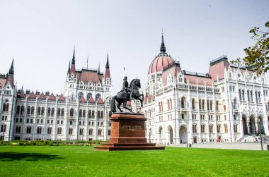 Budapeşte, Macaristan, 15 Ağustos 2023. Macaristan Parlamentosu önündeki anıt, Budapeşte.