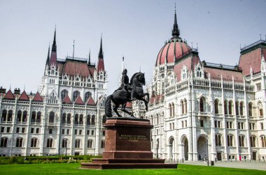 Budapeşte, Macaristan, 15 Ağustos 2023. Budapeşte Parlamentosu yakınlarındaki Kont Gyula Andrassy 'nin bronz atlı heykeli..