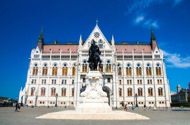 Budapeşte, Macaristan, 15 Ağustos 2023. Bronz Anıtı ve Mavi Gökyüzü Macar Parlamentosu Cephesi.