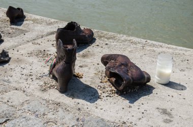 Budapeşte 'de bronz ayakkabılar. Soykırım anıtı heykeli.