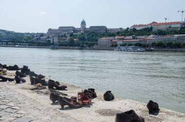 Budapeşte, Macaristan, 15 Ağustos 2023. Budapeşte 'deki soykırım anıları için bronz ayakkabılar.