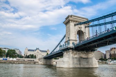 Budapeşte, Macaristan, 16 Ağustos 2016. Budapeşte 'de Şehir Zinciri Köprüsü ve Mavi gökyüzü.