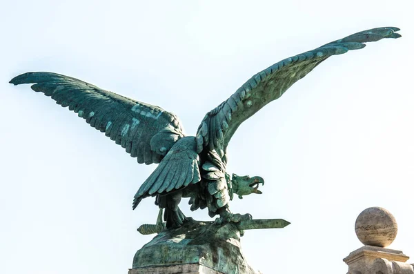 Brązowy Posąg Mitologicznego Ptaka Drapieżnego Turula Narodowy Symbol Węgier — Zdjęcie stockowe