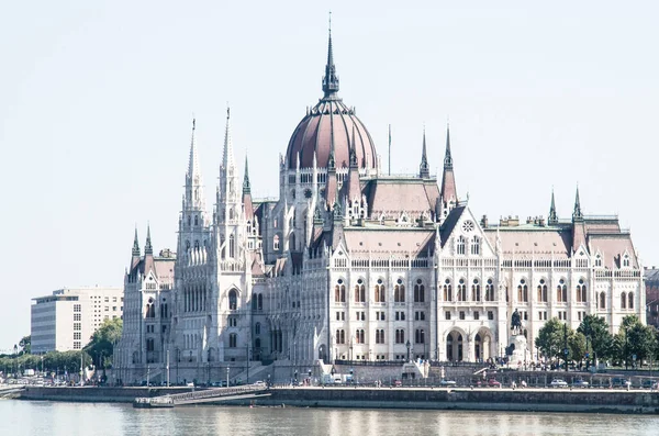 Macaristan 'ın Budapeşte kentindeki Şehir Zincir Köprüsü' nden Macaristan Parlamentosu manzarası.