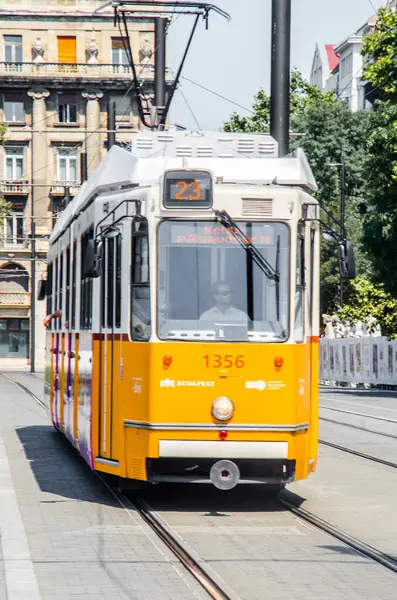 ブダペスト ハンガリー 2023年8月15日 ブダペストの都市交通 黄色いトラムウェイ ストックフォト — ストック写真