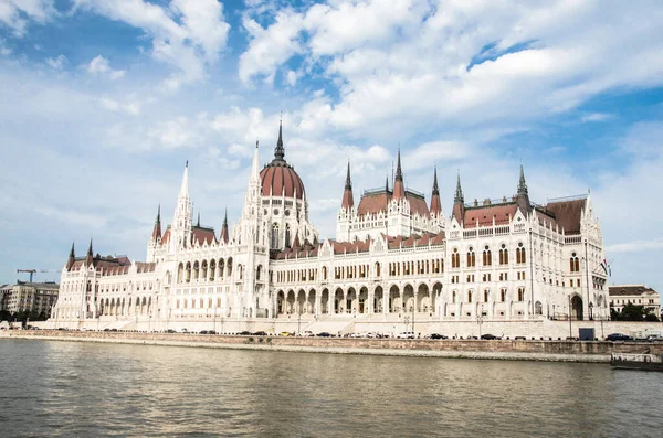 Budapeşte 'deki güzel Macar Ulusal Parlamentosu ve Gökyüzü Panoraması..