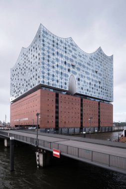 Hamburg, Almanya - Eylül 2022: Elbe Filarmoni Salonu (Elbphilharmonie) Hafencity 'de bulunan bulutlu gökyüzü altında Herzog tarafından tasarlandı - de Meuron