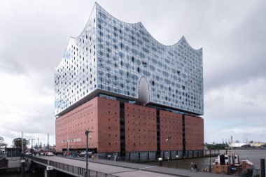 Hamburg, Almanya - Eylül 2022: Elbe Filarmoni Salonu (Elbphilharmonie) Hafencity 'de bulunan bulutlu gökyüzü altında Herzog tarafından tasarlandı - de Meuron