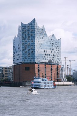 Hamburg, Almanya - Eylül 2022: Elbe Filarmoni Salonu (Elbphilharmonie) Hafencity 'de bulunan bulutlu gökyüzü altında Herzog tarafından tasarlandı - de Meuron