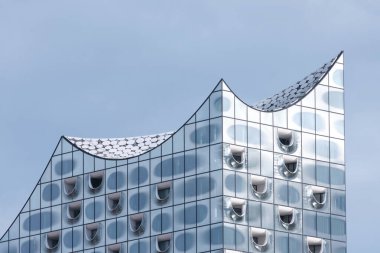Hamburg, Almanya - Eylül 2022: Herzog - de Meuron tarafından tasarlanan Hafencity 'deki bulutlu gökyüzü altında Elbe Filarmoni Salonu
