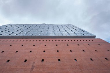 Hamburg, Almanya - Eylül 2022: Herzog - de Meuron tarafından tasarlanan Hafencity 'deki bulutlu gökyüzü altında Elbe Filarmoni Salonu