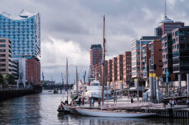 Hamburg, Almanya - Eylül 2022: Herzog - de Meuron tarafından tasarlanan bulutlu gökyüzü altında Hafencity 'den Elbe Filarmoni Salonu' nun (Elbphilharmonie) görüntüsü