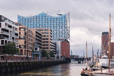 Hamburg, Almanya - Eylül 2022: Herzog - de Meuron tarafından tasarlanan bulutlu gökyüzü altında Hafencity 'den Elbe Filarmoni Salonu' nun (Elbphilharmonie) görüntüsü