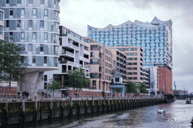 Hamburg, Almanya - Eylül 2022: Herzog - de Meuron tarafından tasarlanan bulutlu gökyüzü altında Hafencity 'den Elbe Filarmoni Salonu' nun (Elbphilharmonie) görüntüsü