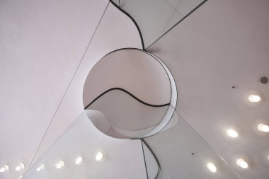 Hamburg, Almanya - Eylül 2022: Elbe Filarmoni Salonu (Elbphilharmonie) Herzog tarafından tasarlanan gözlem fuayesinden mimari ayrıntılar