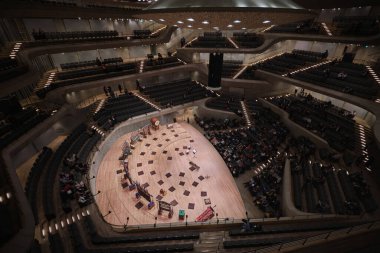Hamburg, Almanya - Eylül 2022: Elbphilharmonie 'nin ana konser salonu, Herzog de Meuron tarafından tasarlanan Elbe nehrinin kıyısına inşa edilen ünlü filarmoni salonu. 