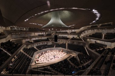 Hamburg, Almanya - Eylül 2022: Elbphilharmonie 'nin ana konser salonu, Herzog de Meuron tarafından tasarlanan Elbe nehrinin kıyısına inşa edilen ünlü filarmoni salonu. 