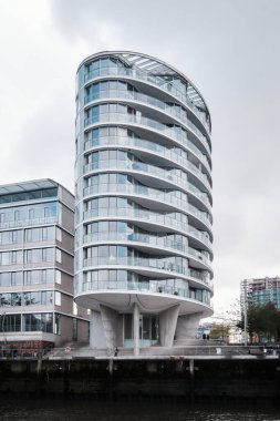 Hamburg, Almanya - Eylül 2022: Ingenhoven Architekten tarafından tasarlanan Hafencity 'de Oval Am Kaiserkai 10 numaralı konut kulesi