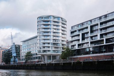 Hamburg, Almanya - Eylül 2022: Ingenhoven Architekten tarafından tasarlanan Hafencity 'de Oval Am Kaiserkai 10 numaralı konut kulesi