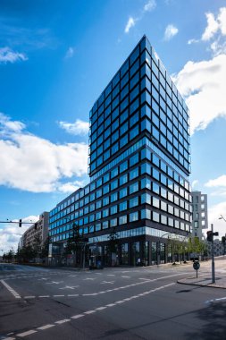 Hamburg, Almanya - Eylül 2022: Hafencity 'de mavi pencereli Garbe Kampüs Kulesi