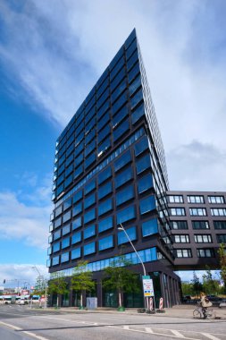Hamburg, Almanya - Eylül 2022: Hafencity 'de mavi pencereli Garbe Kampüs Kulesi