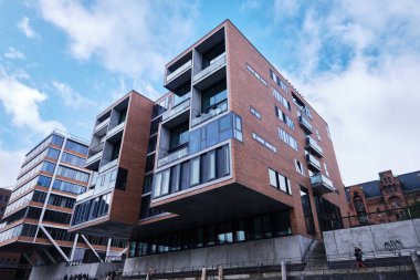 Hamburg, Almanya - Eylül 2022: Hafencity 'deki modern konut mimarisi 