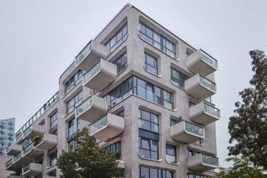 Hamburg, Almanya - Eylül 2022: Hafencity 'deki modern konut mimarisi 
