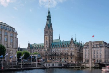 Hamburg, Almanya - Eylül 2022: Altstadt 'ta Binnenalster Gölü yakınlarındaki pazar meydanında mavi gökyüzünün altındaki ünlü Hamburg belediye binasının güzel manzarası