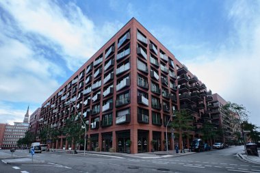 Hamburg, Almanya - Eylül 2022: Hafencity 'deki modern konut mimarisi 