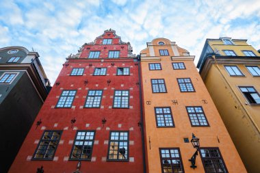 Stockholm, İsveç - Eylül 2022: Stortorget 'teki kırmızı ve sarı ikonik binalar, Gamla Stan' de küçük bir halk meydanı