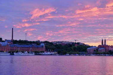 Stockholm, İsveç - Eylül 2022 Slussen ve Old Town yakınlarındaki Sodermalm ilçesinin güzel akşam gün batımı manzarası (Gamla Stan)