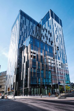 Stockholm, İsveç - Eylül 2022: Hagastaden 'deki Elite Hotel Carolina Tower modern konsept otel Solna' daki refleks mimarları tarafından tasarlandı